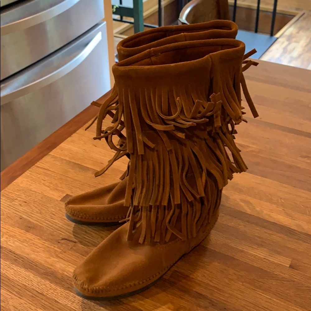 Minnetonka Three Tier Suede Fringe Boots size 8